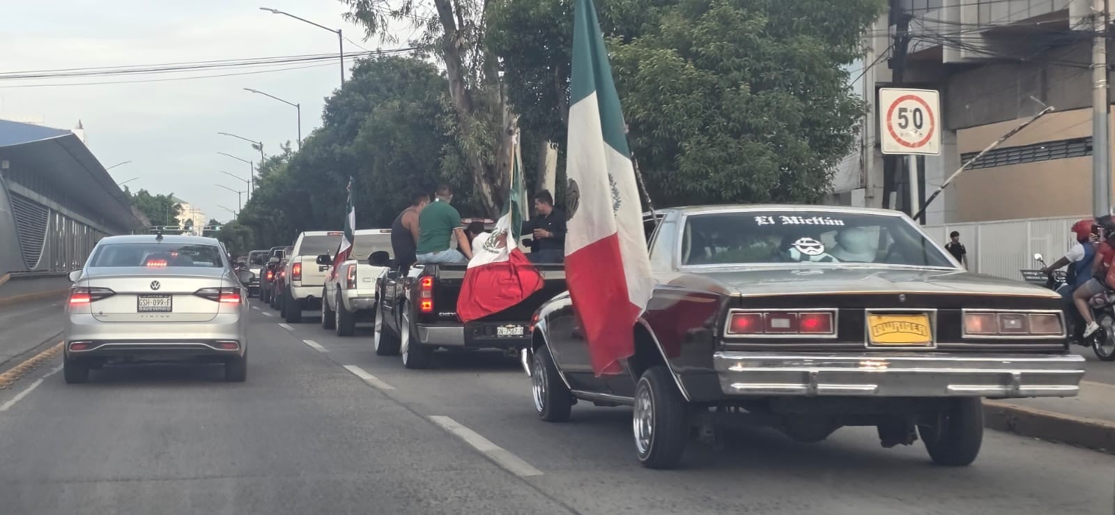 ¡León se llenó de camionetotas! Más de 150 OBS Trucks toman las calles, así fue la caravana