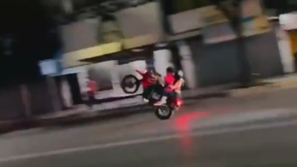 VIDEO ¿Castigo divino? Motociclista hacía 'caballito' en una caravana, pero acabó chocando