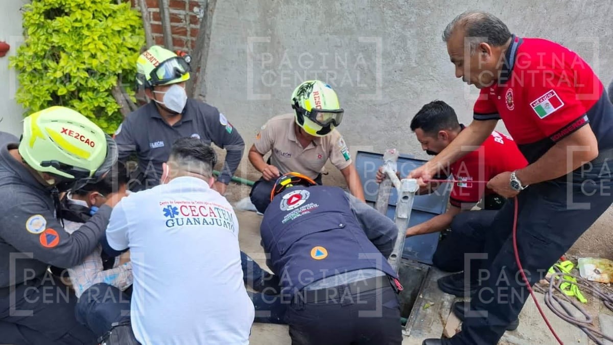 Dos hombres fueron rescatados con vida tras ser localizados inconscientes dentro de un aljibe en el fraccionamiento Arboledas de la Luz, en León