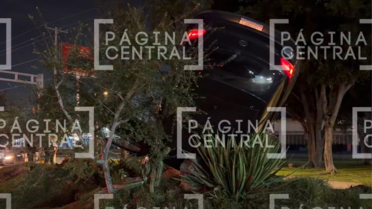Conductor perdió el control en Las Torres y terminó volcado sobre la glorieta; esto le pasó