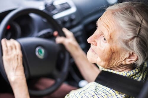 ¿Todavía puedes manejar? Te decimos si hay edad máxima para conducir en México