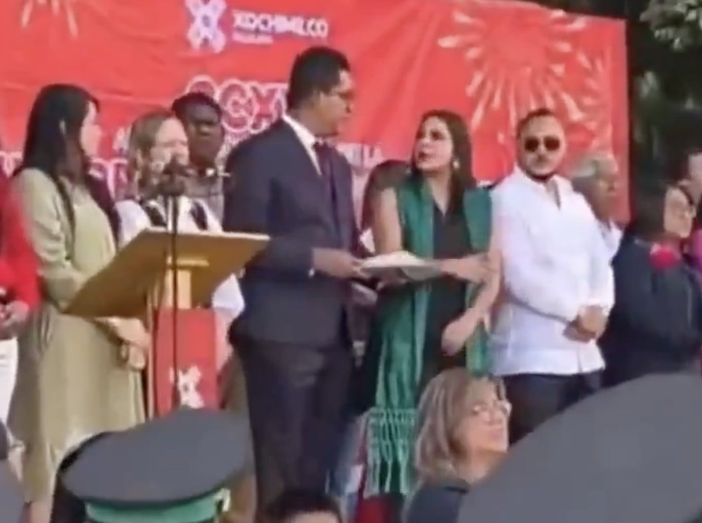 VIDEO ¡Estilo Syntek! Alcaldesa llega dos horas tarde al desfile, la abuchean y los regaña