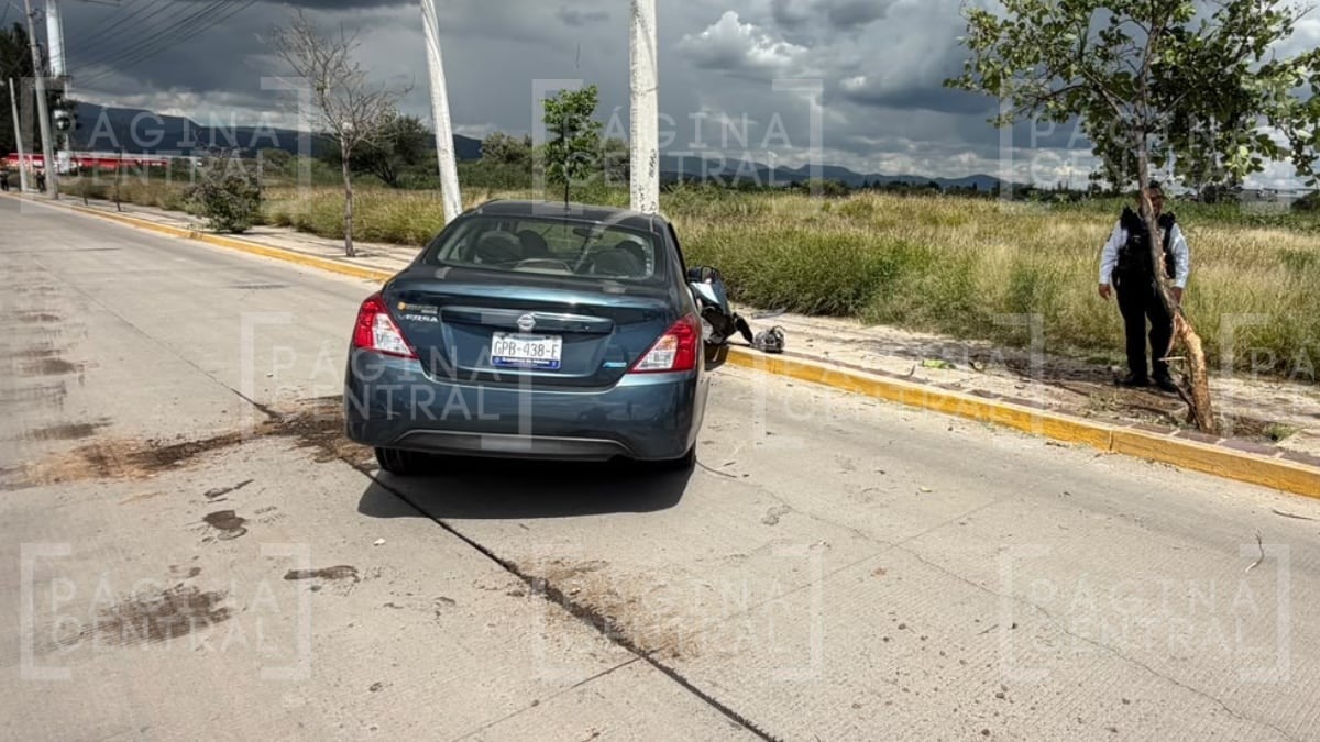 Nissan Versa queda destrozado tras impactar contra árbol y poste en bulevar Aeropuerto