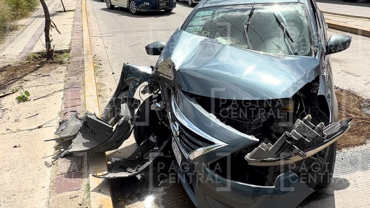 Nissan Versa queda destrozado tras impactar contra un árbol y un poste en bulevar Aeropuerto; el conductor fue trasladado a un hospital