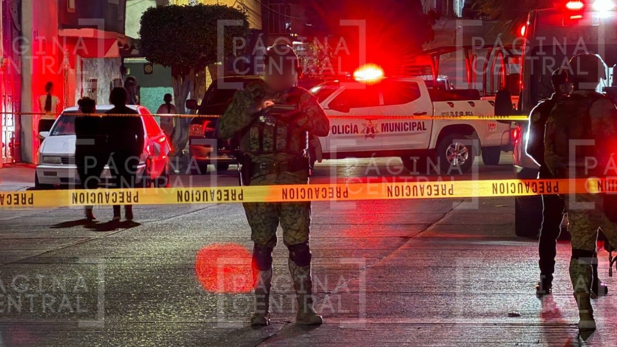 Jóvenes estaban platicando afuera de una casa cuando les dispararon; esto les pasó