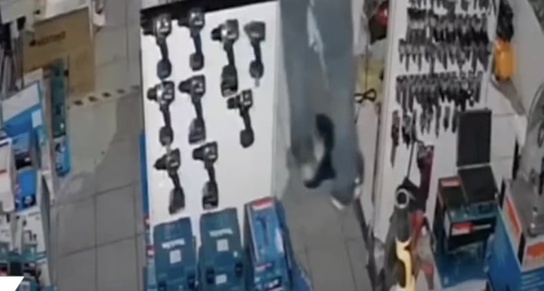 VIDEO ¡De película! De esta forma entró y en segundos robó todo lo que pudo