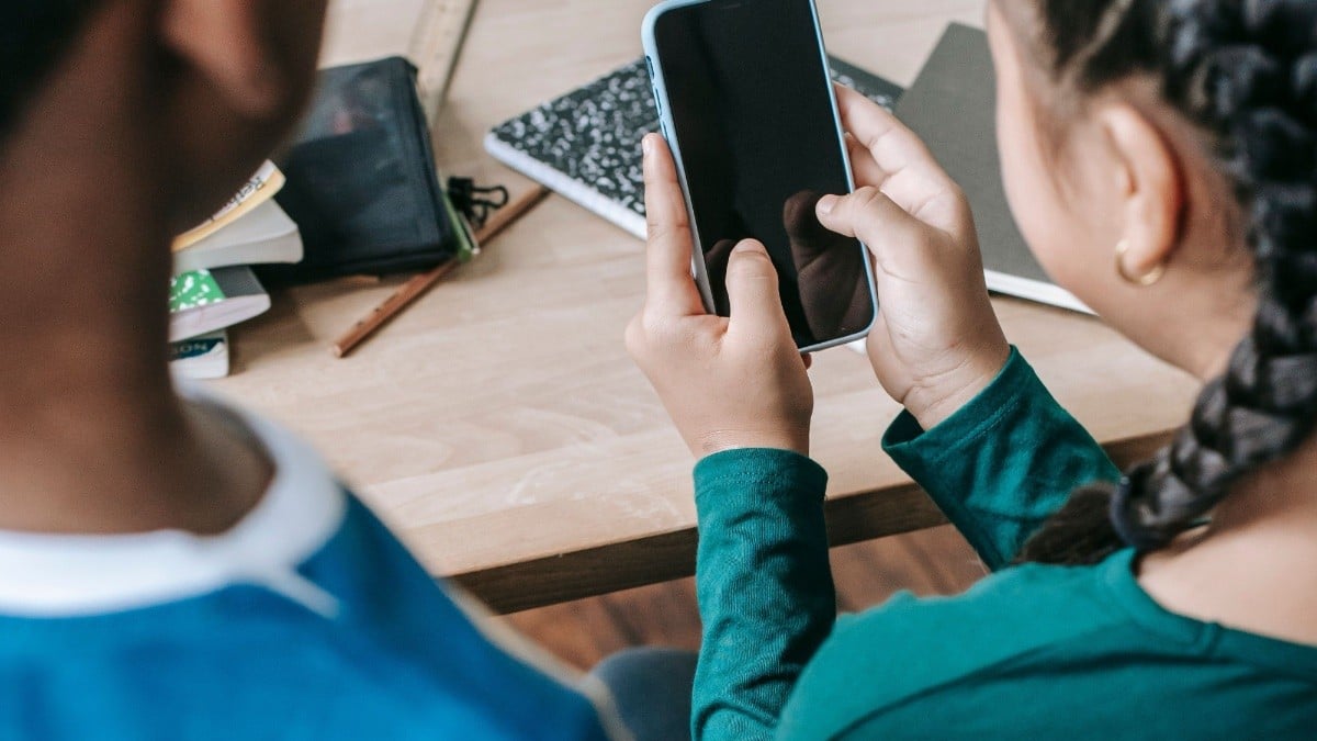 Celulares estarán restringidos en primarias y secundarias desde el 3 de noviembre