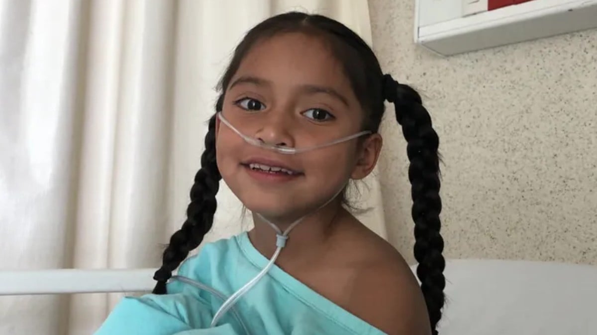 Paulette quiere reír y jugar como cualquier niño de 7 años, pero necesita una costosa cirugía