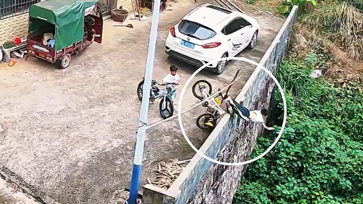 Menor cae a un barranco