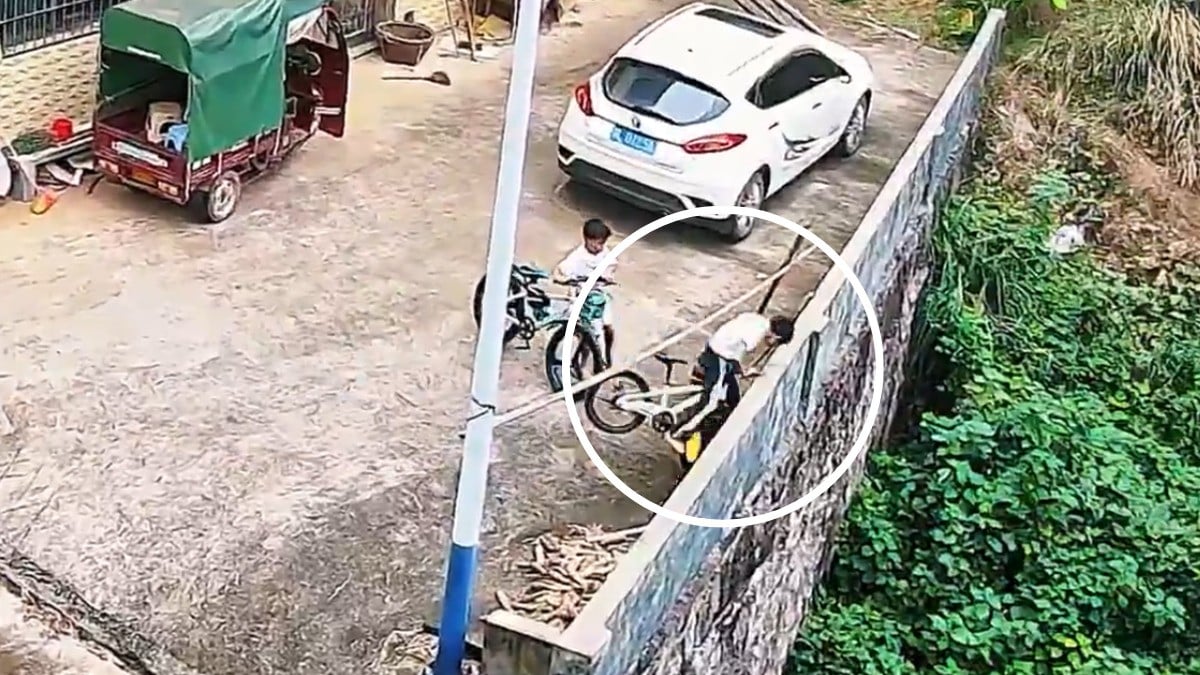 VIDEO Niño bajaba en su bici por una pendiente, pero ya no pudo frenar y cayó a un barranco