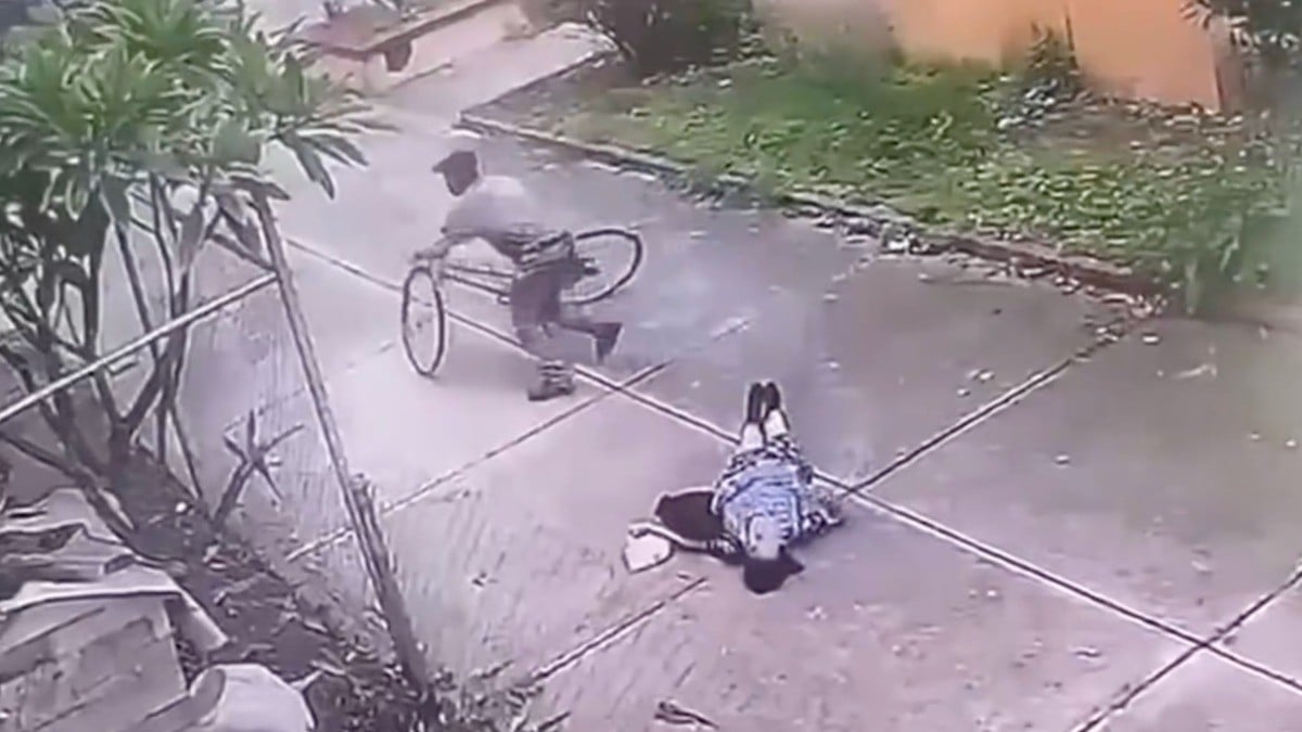 VIDEO “¡Cobarde!” Abuelita se pega en la nuca por forcejear con un ladrón que la empujó