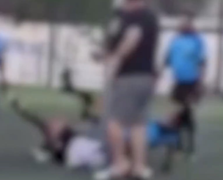 VIDEO ¡Se calentó la cancha! Partido escaló a lo físico y esto le pasó al árbitro