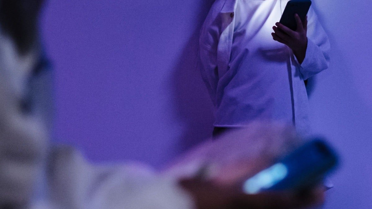 ¿Están de acuerdo los padres? Esto dijeron sobre prohibir los celulares en escuelas
