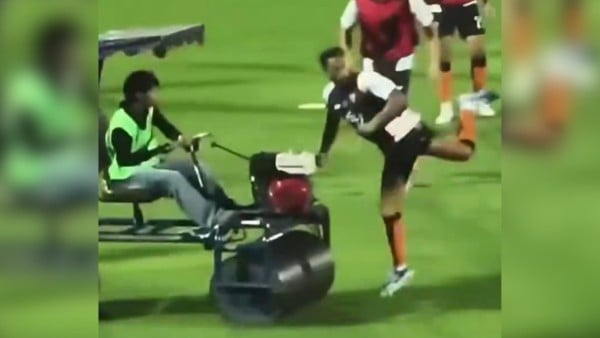 VIDEO ¿Falta o accidente vial? Futbolista es atropellado dentro de la cancha; esto le pasó