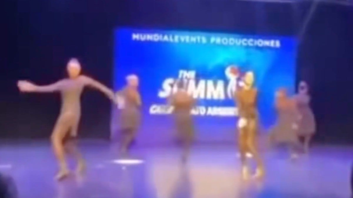Pantalla cayó sobre bailarinas