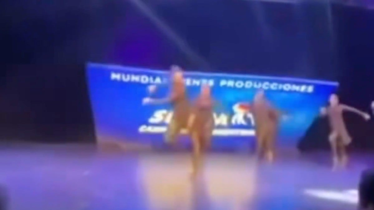 VIDEO ¡Impactante! Pantalla cayó sobre ellas durante evento y terminaron en el hospital
