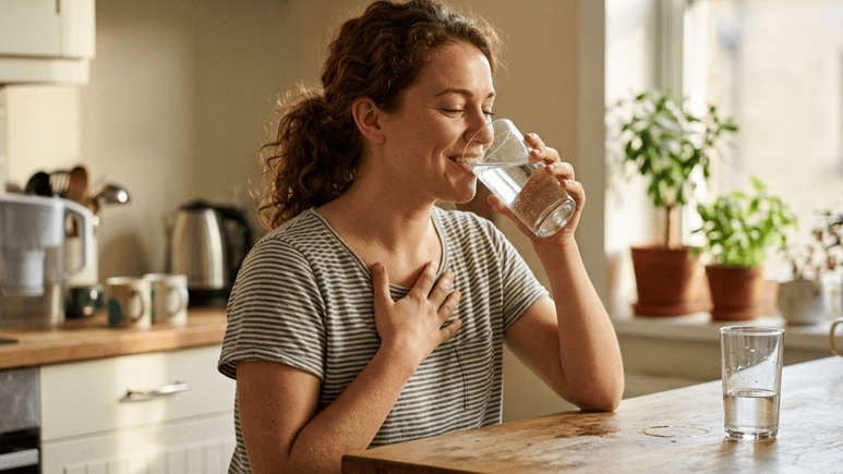 Agua al despertar: el hábito sencillo que favorece la hidratación, digestión y metabolismo
