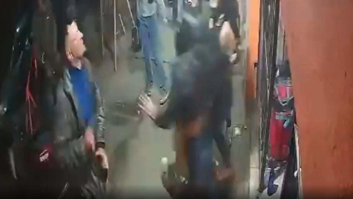 VIDEO Madre e hija esperaban un taxi cuando las atacan con un machete sin razón aparente