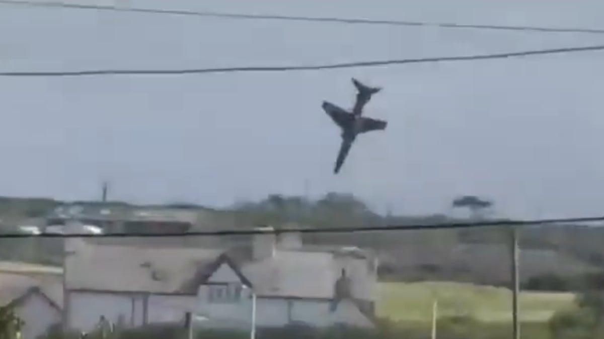 VIDEO Avión militar se estrella poco después de despegar; había dos pilotos a bordo