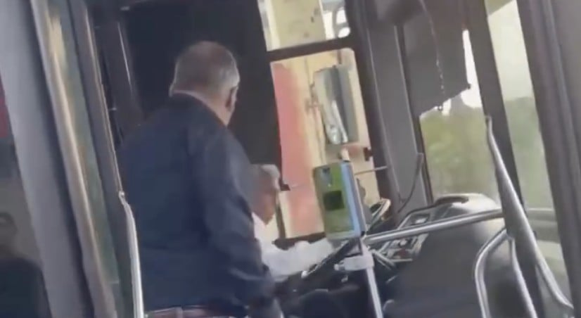 VIDEO ¡Suban hay golpes! Abordó la unidad para hacer esto tras pleito vial