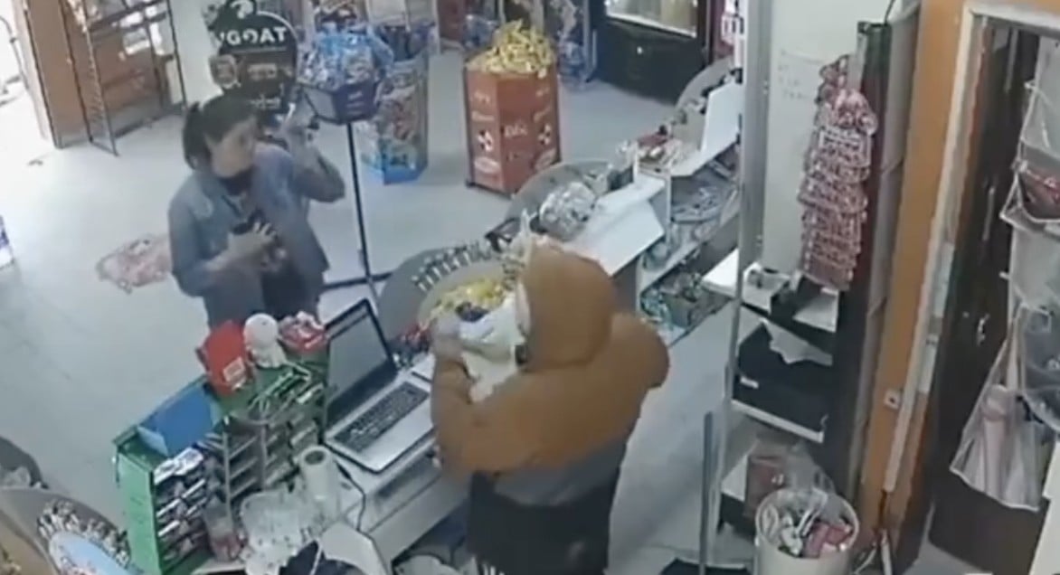 VIDEO ¡En pleno robo! Encerró a la cajera, y mientras atracaba, hizo esto a una clienta
