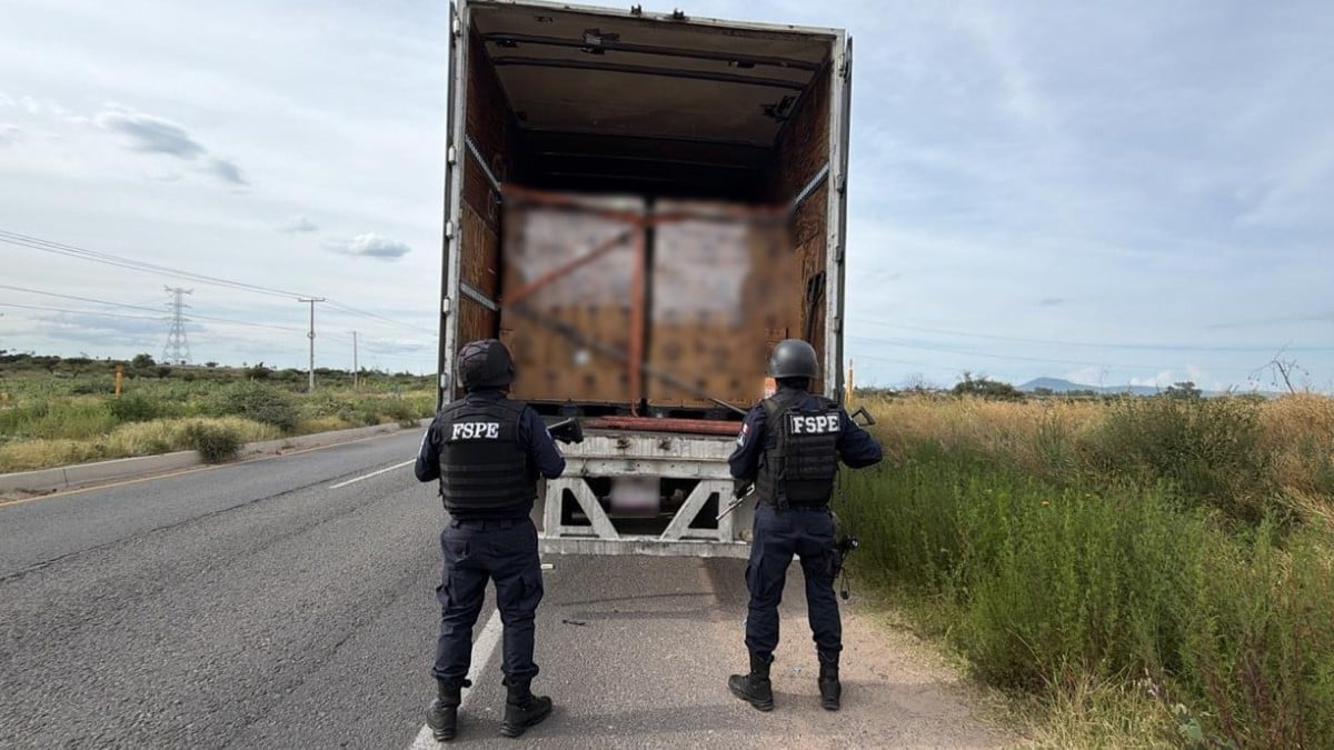 Tráiler choca en la carretera e intenta huir; lo detienen con 25 toneladas de cerveza ilegal