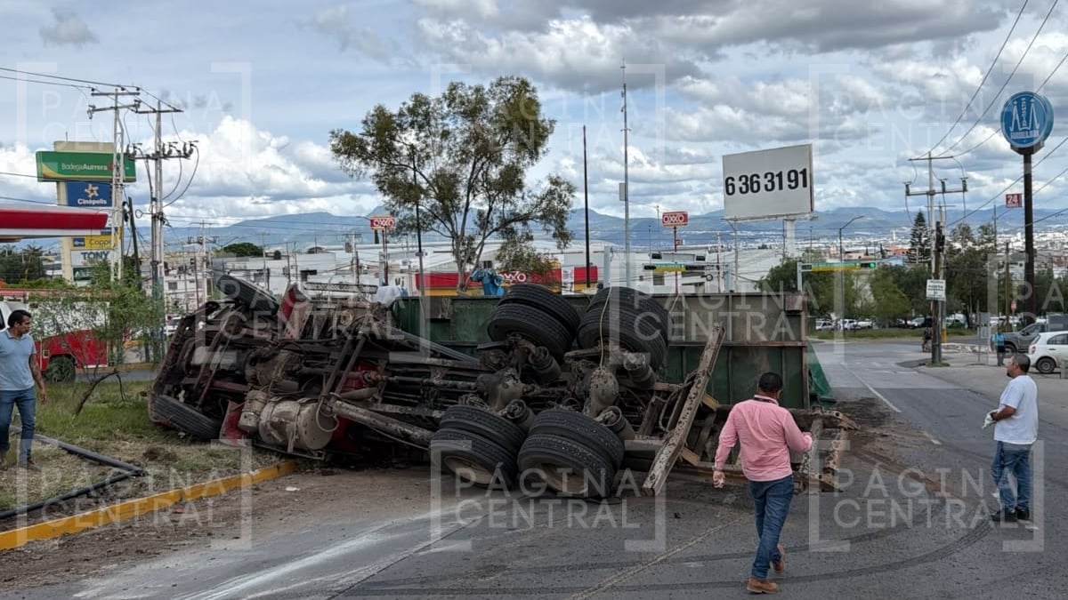 Se queda sin frenos y vuelca camión de carga sobre Mariano Escobedo en León