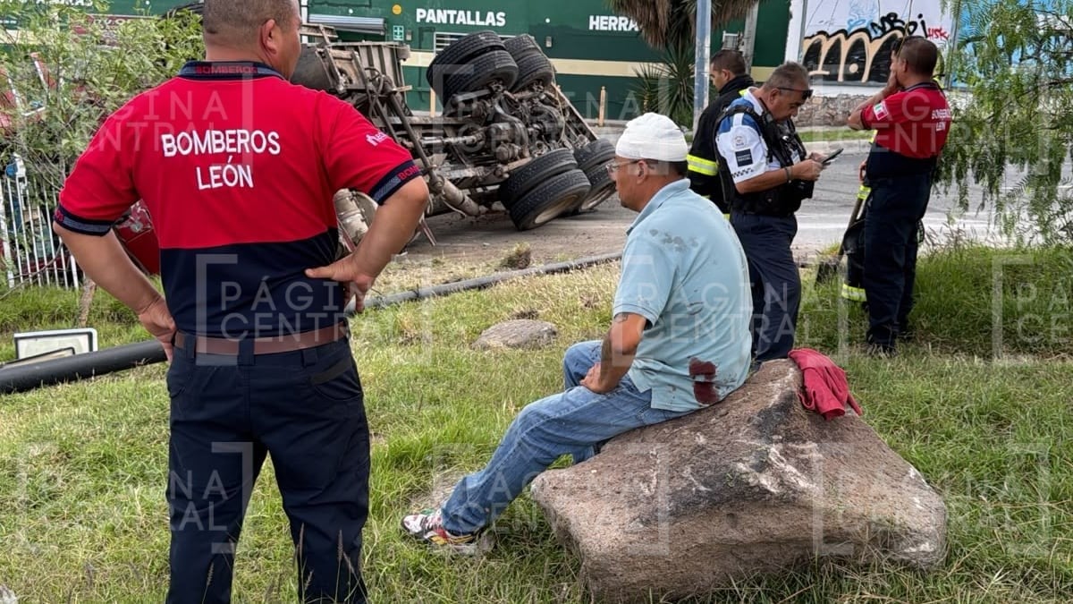 ¡No pudo frenar! Vuelca camión de carga y todo terminó así