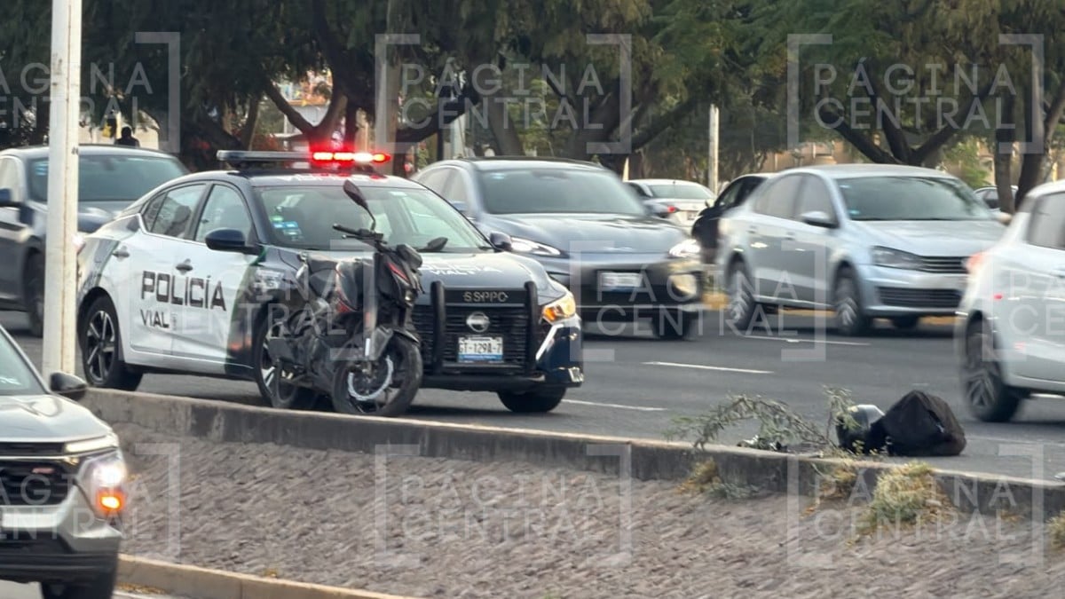 Conductor cambia de carril y se lleva a tres motociclistas sobre el Libramiento Morelos