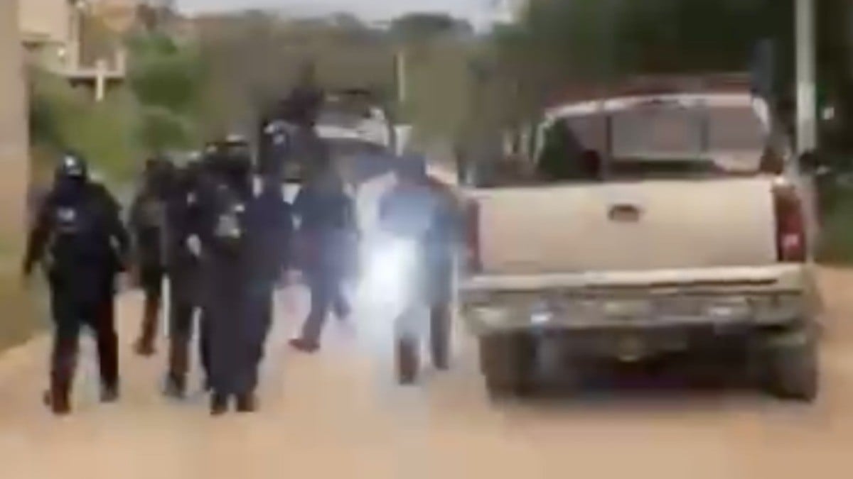 VIDEO ¡Se oyen sus gritos! Periodista hacía en vivo y policías estatales le hicieron esto