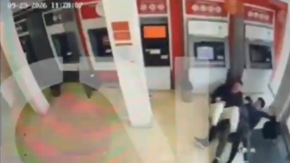 VIDEO Asaltante dispara dentro de un banco para robar, pero así lo sometieron los clientes