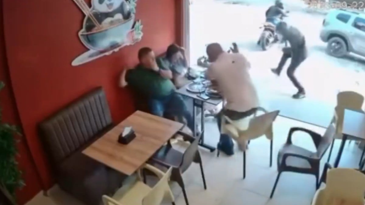 VIDEO Estaba comiendo con amigos cuando llegaron a asaltarlo; los repelió a balazos