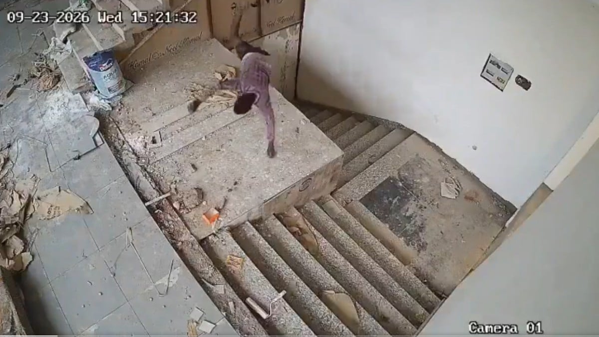 VIDEO Hombre estaba pintando una escuela cuando cae del tercer piso; murió al momento