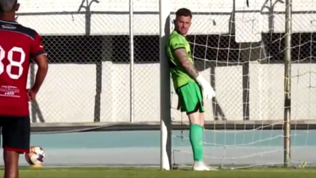 VIDEO ¡Primero el orgullo! Portero se niega a parar un penal en protesta contra el árbitro