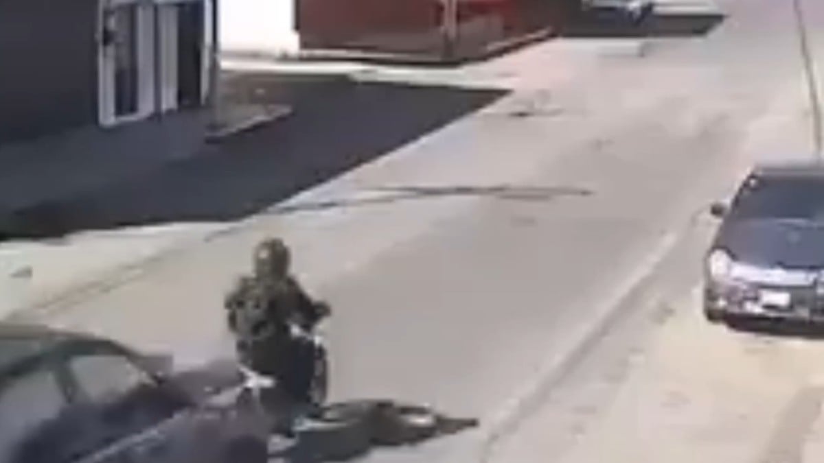 VIDEO Hombre atropella a sicario que iba por él, pero regresó a rematarlo y halló la muerte