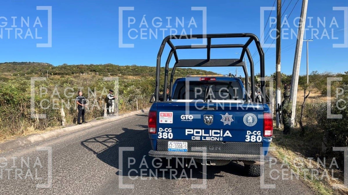 Vieron un cuerpo tirado junto a la carretera, tenía heridas de bala