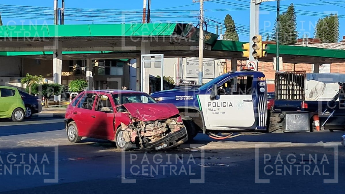 Mujer viajaba con cinco menores cuando se impactó contra una camioneta en el Torres Landa
