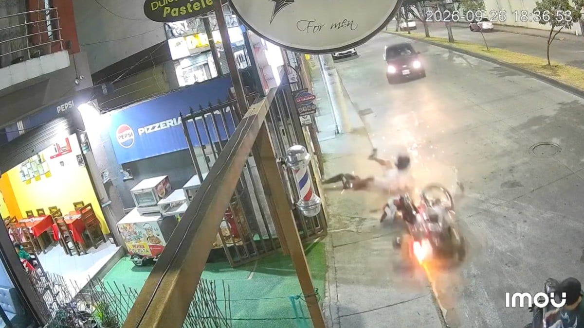 VIDEO Movimientos inesperados hacen que motociclista salga volando y reciba golpazo