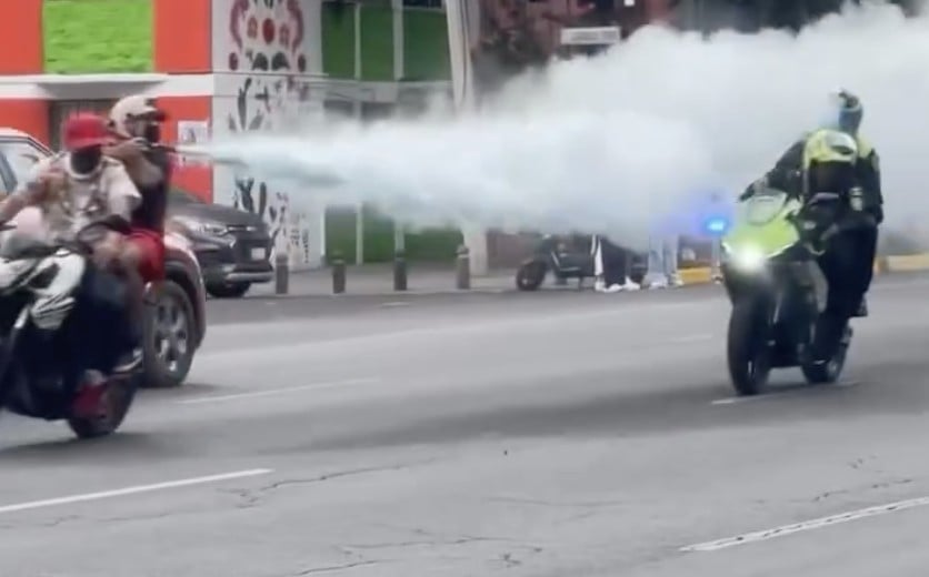 VIDEO ¡Agresión a policías! Durante persecución así rociaron a los elementos