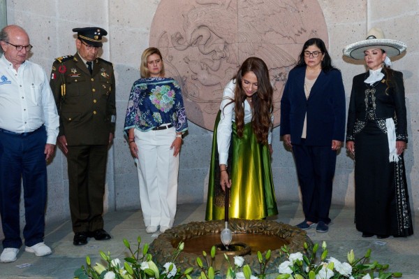Libia Dennise encabeza desfile por el 216 aniversario de la Toma de la Alhóndiga de Granaditas