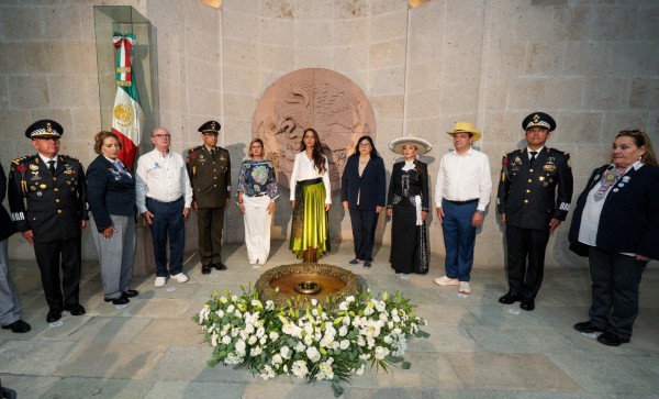 Libia Dennise encabeza desfile por el 216 aniversario de la Toma de la Alhóndiga de Granaditas