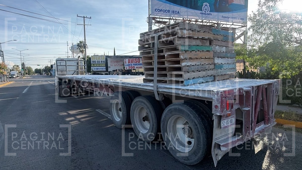 Tráiler derriba poste y provoca cierre vial en bulevar Vértiz Campestre