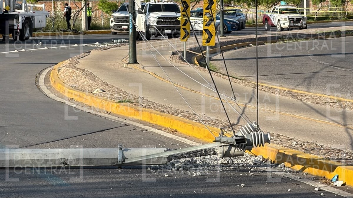 Tráiler se impacta violentamente contra poste y este fue el severo daño que causó