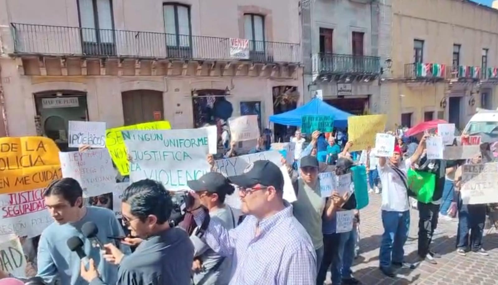 Estudiantes de la UG protestan durante desfile y exigen esclarecer detención de seis jóvenes