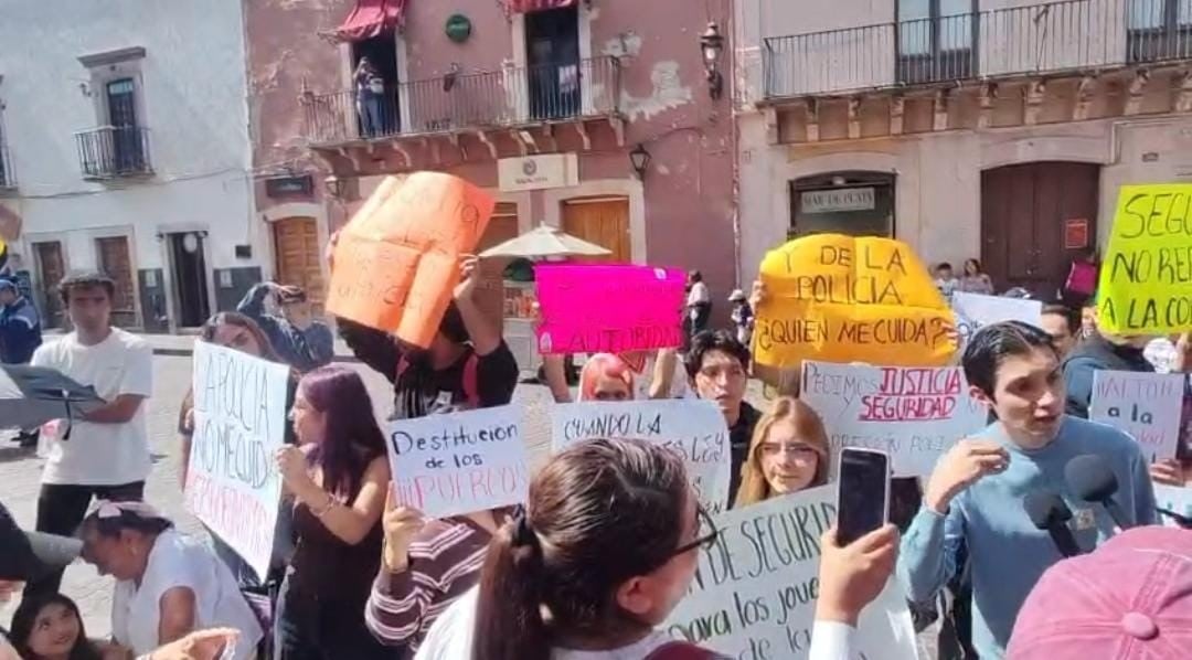 ¡Interrumpieron el desfile! Estudiantes de la UG protestan por compañeros detenidos