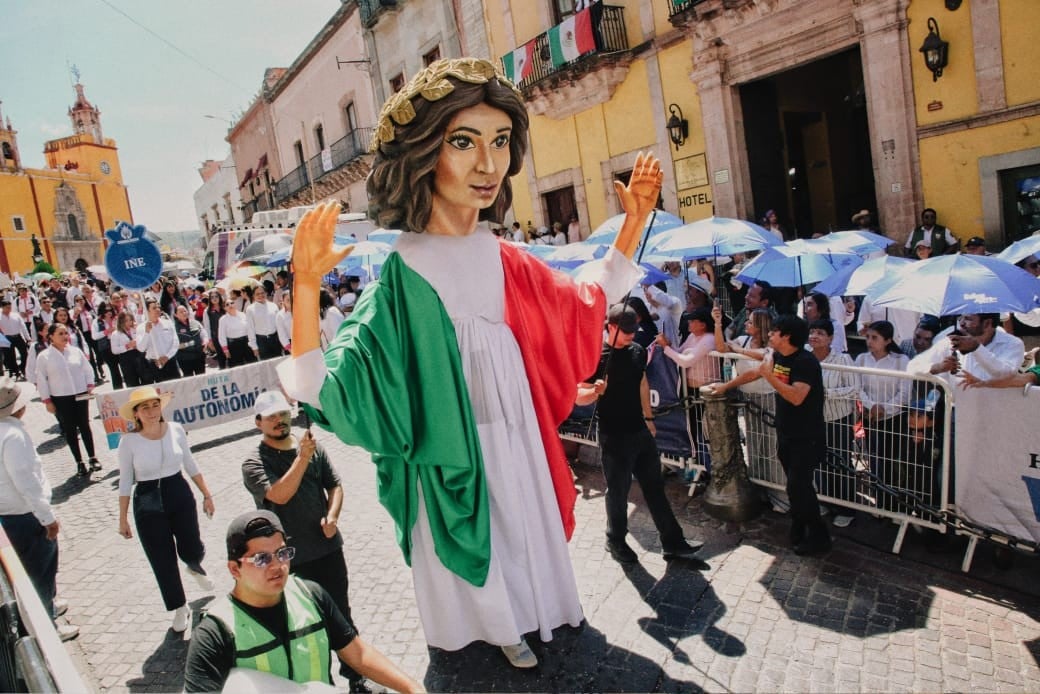 Libia Dennise encabeza desfile por el 216 aniversario de la Toma de la Alhóndiga de Granaditas