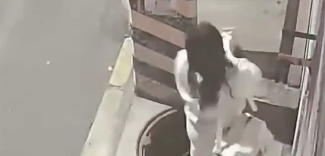 VIDEO Revisaba su celular cuando caminaba y de repente desapareció