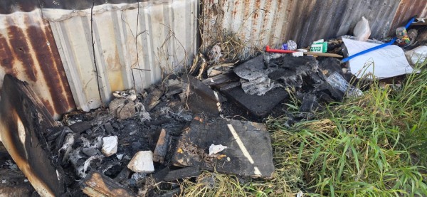 Basura acumulada y quemada genera molestias y preocupación entre vecinos de la calle 27 de septiembre