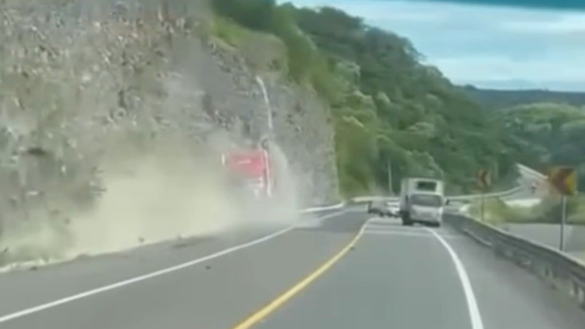 VIDEO ¡Sin control y de reversa! Trailero maniobró en plena carretera, otros lo esquivaron