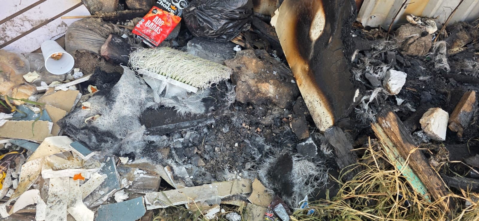 Basura acumulada y quemada genera molestias y preocupación entre vecinos de la calle 27 de septiembre